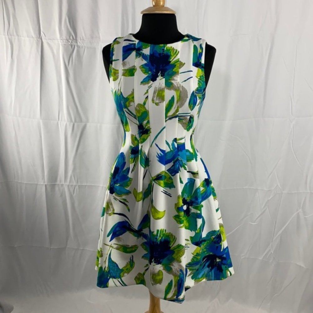 Vince Camuto floral fit and flare scuba material dress size 0 Pleated Sleeveless